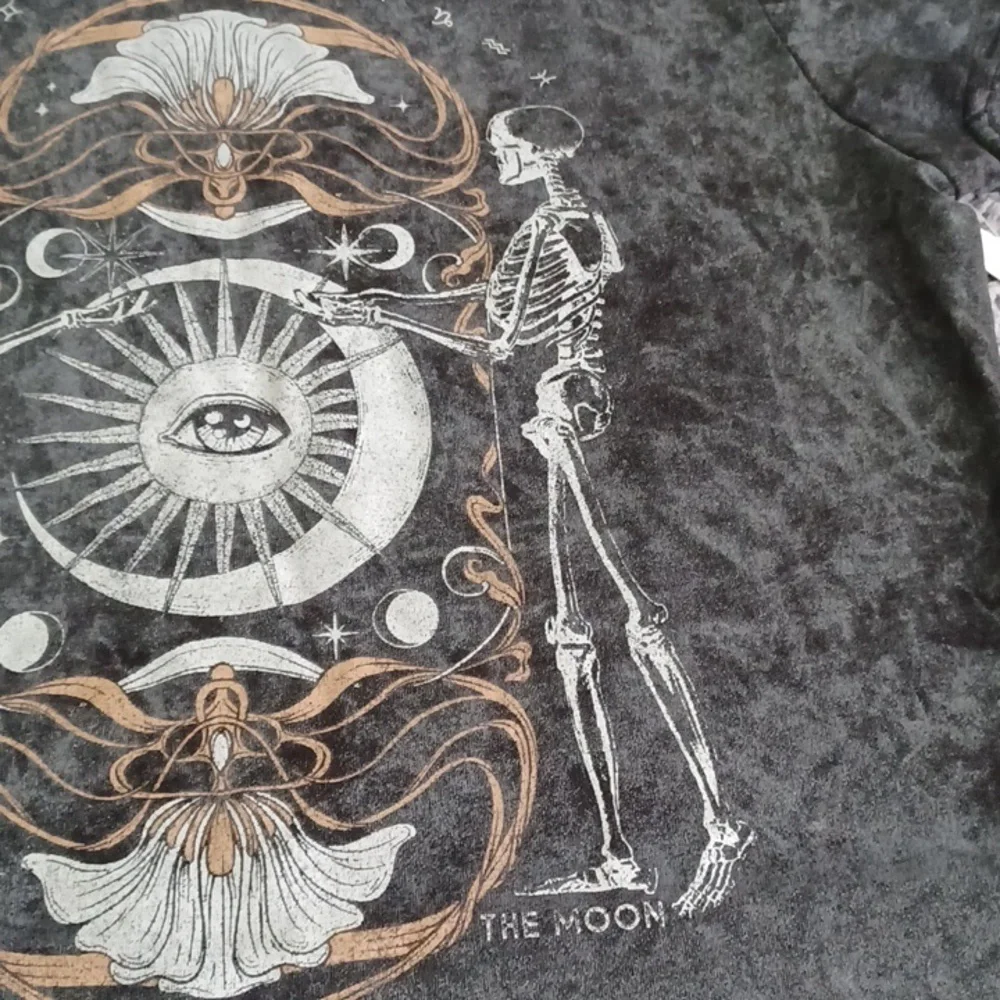 The Sun / The Moon Wound up t-shirt  NWT - Picture 4 of 8